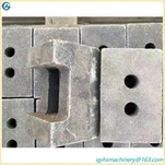 Portant un martell de placa